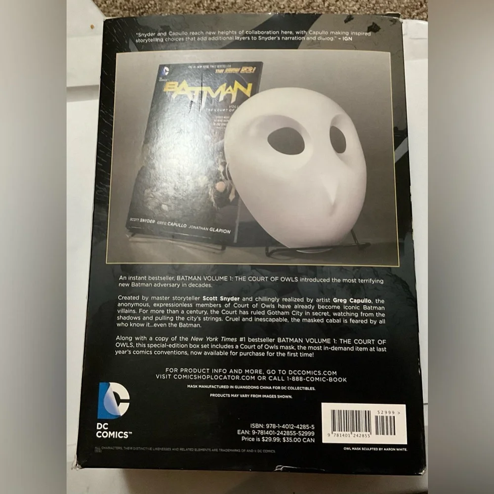 DC COMICS: WHITE PLASTIC BATMAN MASK IN BOX. BUT DOES NOT INCLUDE THE COMIC BOOK